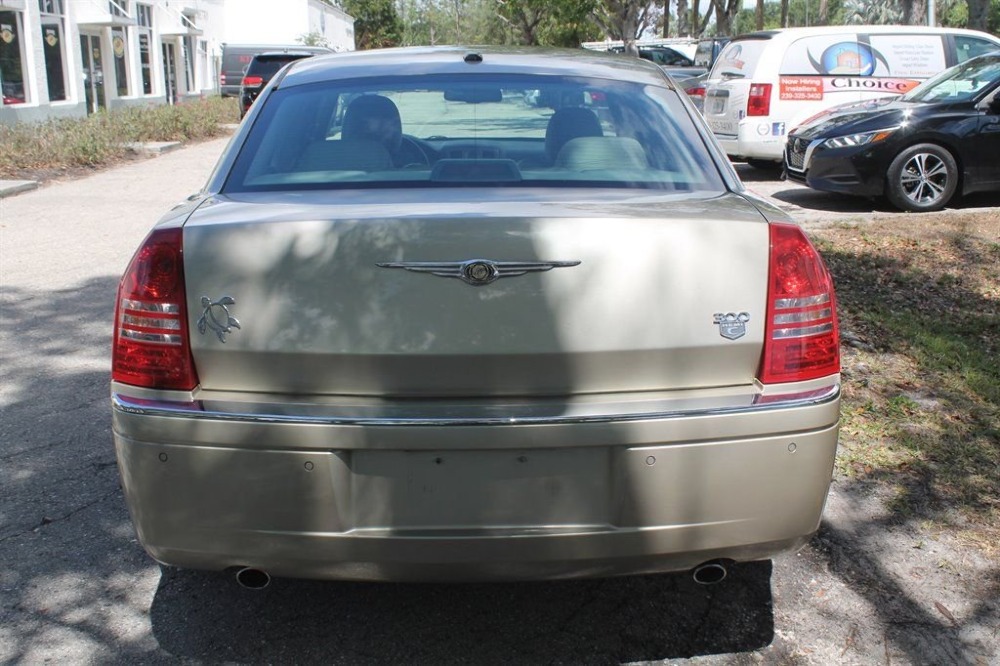 Chrysler 300C Hemi 、M5、3シリーズ Chrysler 300C Hemi 、M5、3シリーズ 2010 Chrysler 300 Review