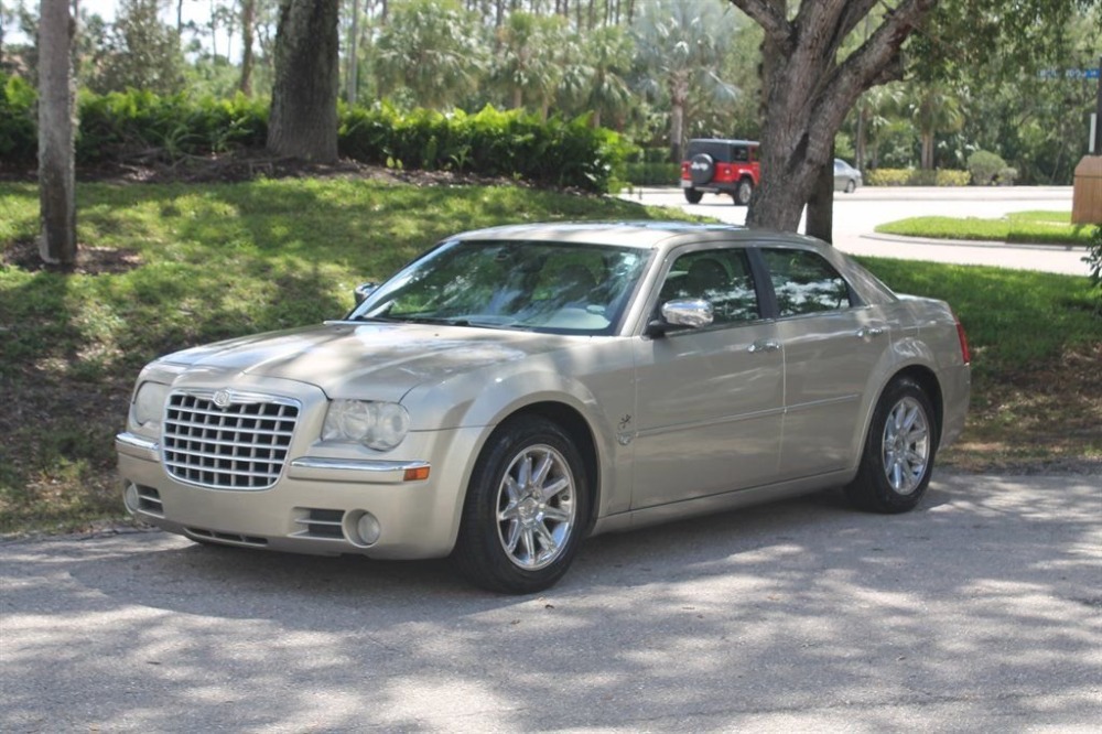 Chrysler 300C Hemi 、M5、3シリーズ 2010 Chrysler 300C - Specs, Prices, MPG, Reviews & Photos